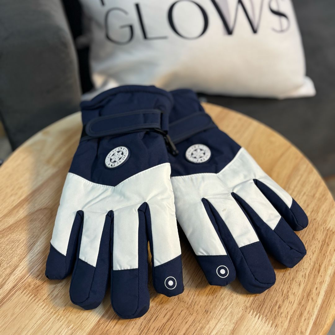 Close-up of the cuff and lining of the men's ski gloves