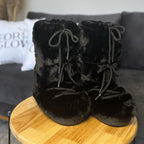 Close-up of the non-slip sole on the women's snow boots