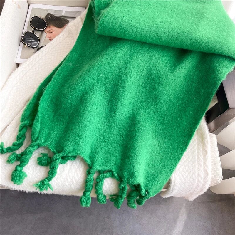 Close-up of the cashmere knit of the scarf