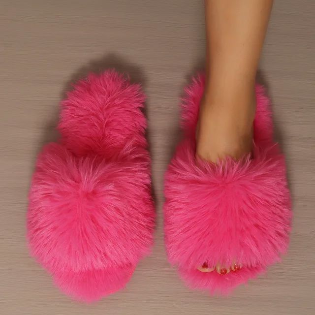Close-up of the plush pile on the women's fleece slippers